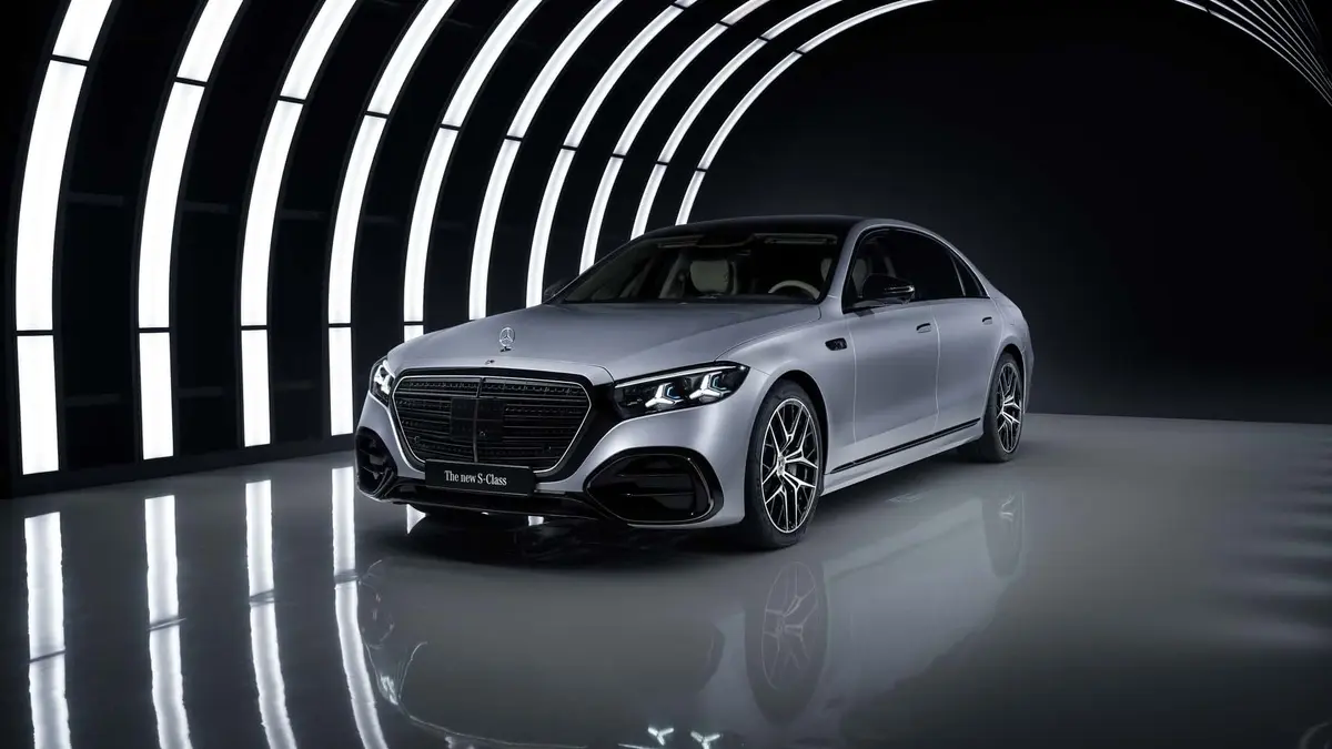 مرسيدس أس كلاس الجديدة مزودة بمحرك من ثماني أسطوانات مع همود مرفقي مسطح! وإليكم سبب غرابة ذلك