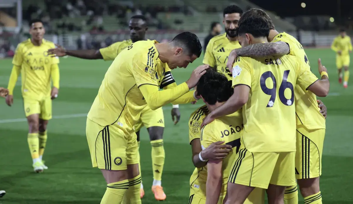 بثلاثية في الخلود... النصر «على خط السباق»