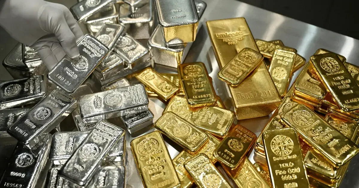 الذهب يتجه لأكبر تراجع يومي منذ 1983 والفضة نحو أسوأ أيامها