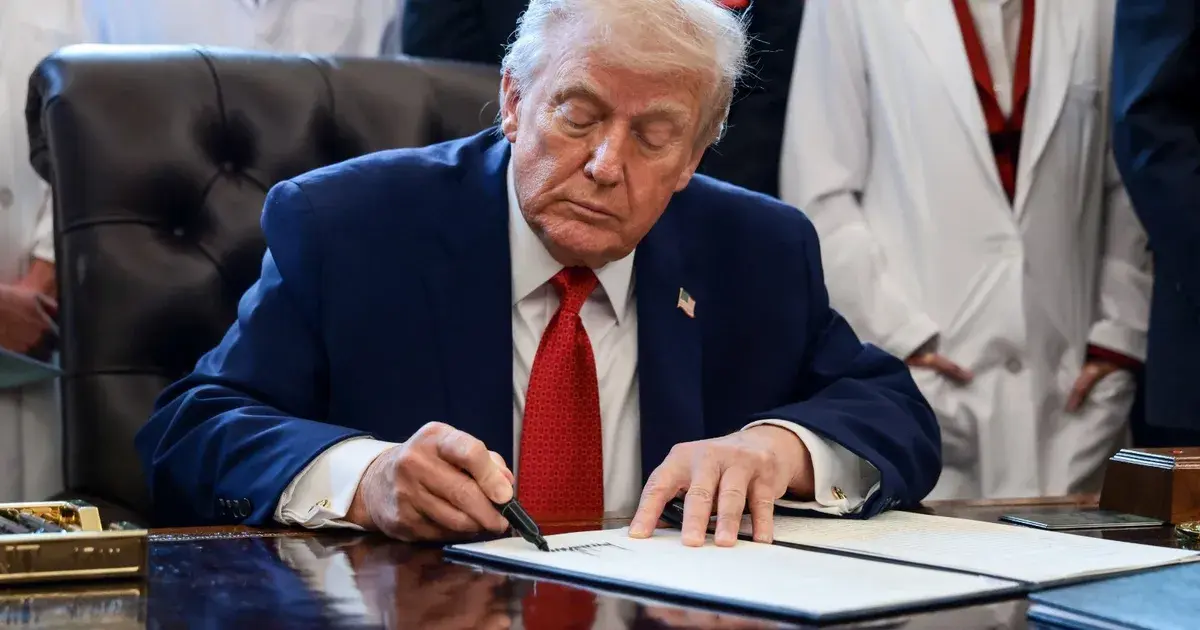 ترمب يوقع أمراً بفرض رسوم جمركية على أي دولة تبيع النفط إلى كوبا