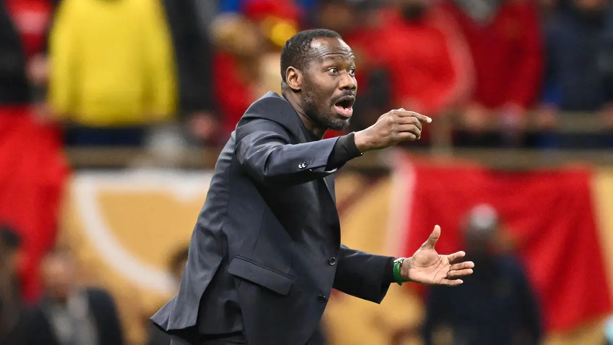 مسئول سابق بالكاف: عقوبة مدرب السنغال "مخففة".. ويجب إيقافه 6 أشهر