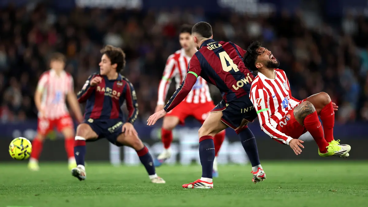 بالفيديو.. نقل نجم أتلتيكو مدريد للمستشفى بعد إصابة خطيرة