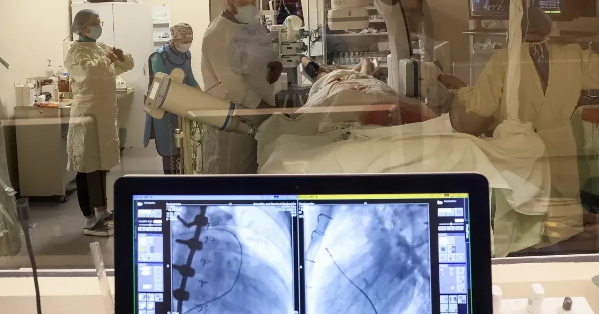 دراسة: الرجال يصابون بأمراض القلب أبكر من النساء بعقد كامل