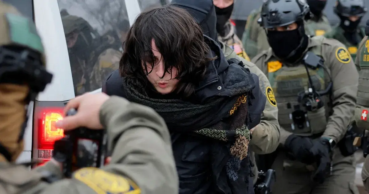 غضب في فرنسا إثر عقد لشركة مع وكالة الهجرة الأميركية لترحيل المهاجرين