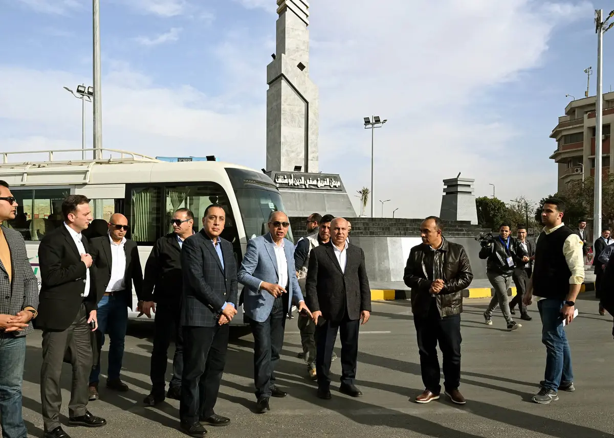 رئيس الوزراء يتفقد أعمال تطوير ميدان الفريق «صفي الدين أبو شناف» - أموال الغد
