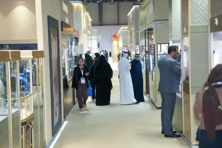 «جواهر الإمارات» يبهر الزوار بتصاميم «الجناح الفاخر»