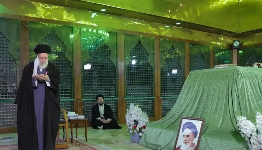 خامنئي يظهر أمام قبر الخميني و"الذراع اليمنى" تثير التساؤلات - موقع 24