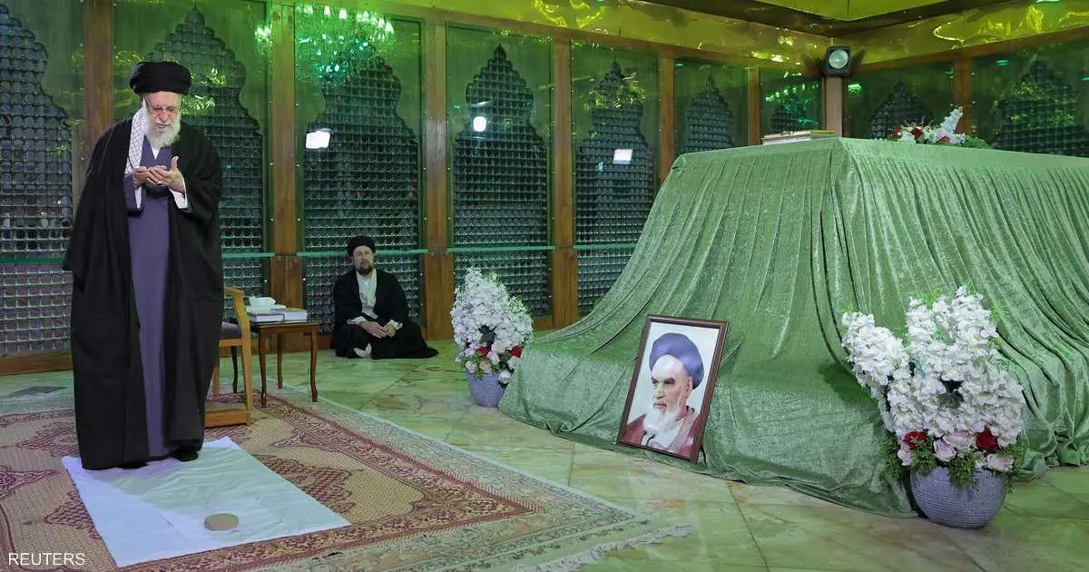 في مرقد سلفه.. فيديو أول ظهور لخامنئي منذ أسابيع