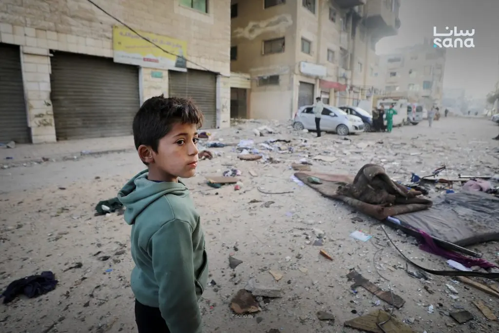 آثار الغارات التي شنها الاحتلال الإسرائيلي على عدة منازل سكنية ومخيمات للنازحين في قطاع غزة