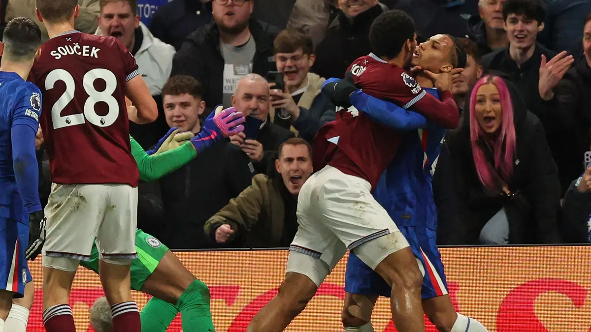 بالفيديو.. حرب شوارع في ستامفورد بريدج تنتهي بخنق بيدرو!