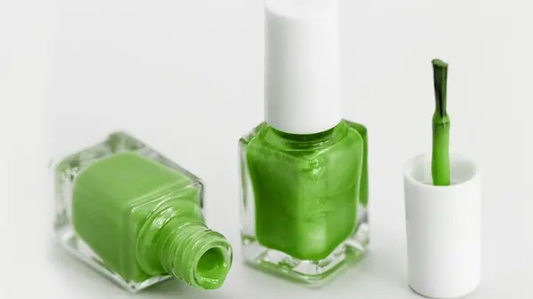 زهرة الخليج - صيحة أظافر «الواسابي».. اللون الأخضر الحار يغزو عالم الموضة