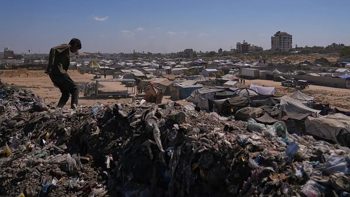 كارثة بيئية في غزة.. مئات آلاف الأطنان من النفايات تحوّل الأحياء السكنية إلى "قنابل موقوتة"