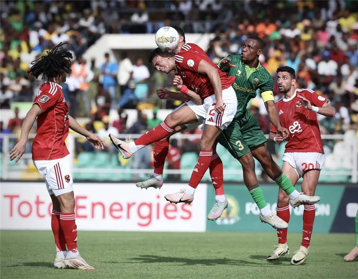 لاعب الأهلي يغادر مباراة يانج أفريكانز مصابًا