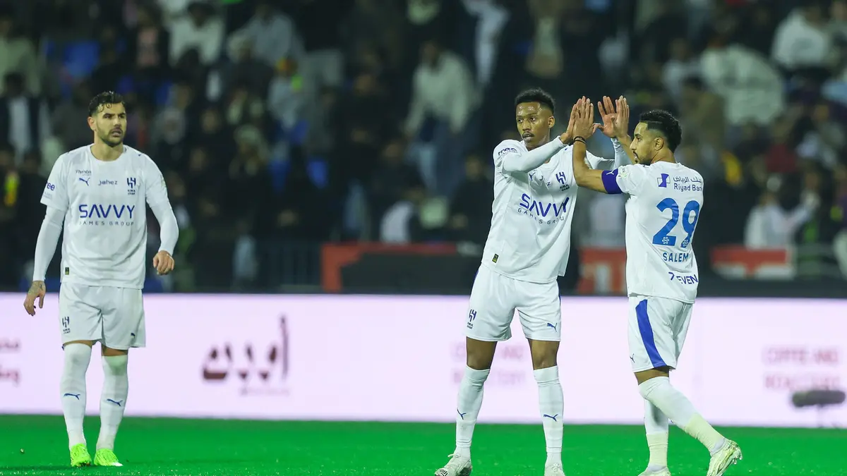 الهلال يفقد نجميه قبل الكلاسيكو.. وعودة الصخرة