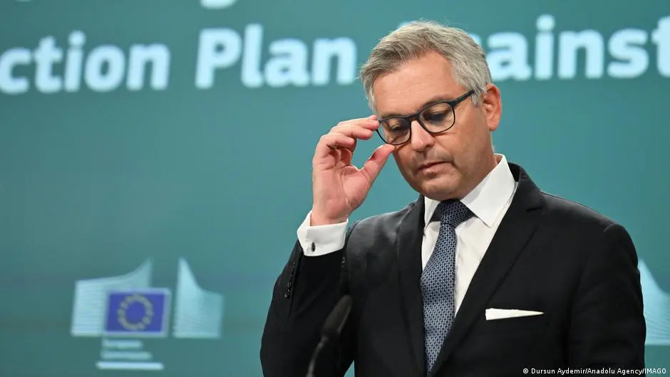 مفوض أوروبي يلوح بالعصا والجزرة لدول الجنوب بخصوص الهجرة