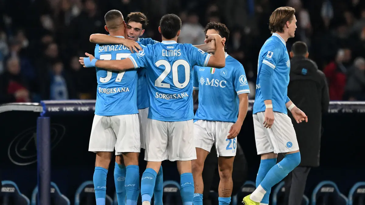 نابولي يخفف أحزانه على حساب فيورنتينا