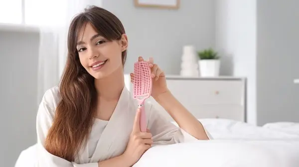 زهرة الخليج - بين التدليك والتمشيط.. تقييم عملي لأشهر أدوات العناية بالشعر