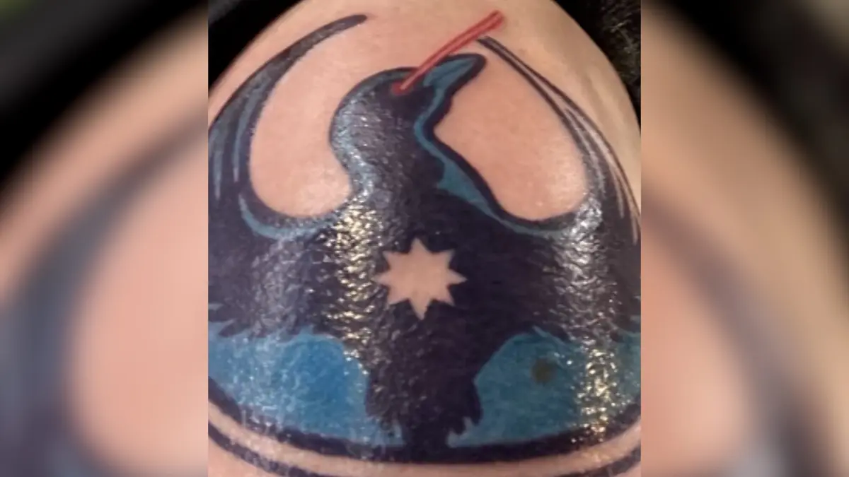 شاهد.. وشم "ريبيل لوون" يصبح رمزًا لمقاومة إدارة الهجرة الأمريكية