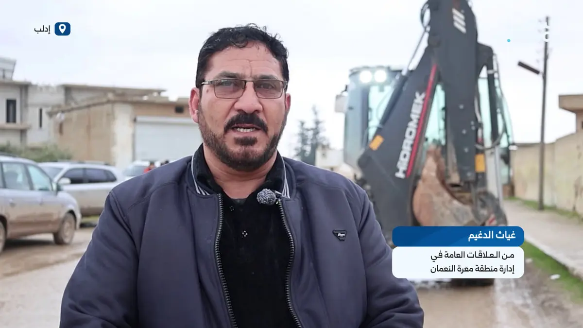 حل إسعافي لوعورة الطريق الرئيسي في قرية الدير الشرقي بريف معرة النعمان في محافظة إدلب