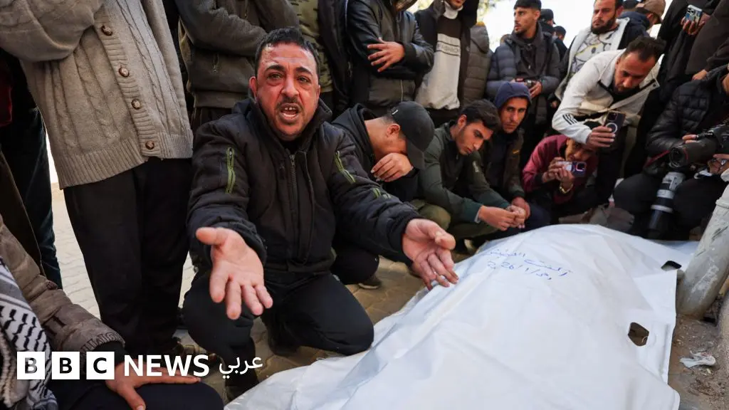 حماس: "نجري اتصالات مع الوسطاء ونحمّل إسرائيل مسؤولية عدوانها على غزة"، والجيش الإسرائيلي يقول إنه استهدف عناصر من حماس والجهاد الإسلامي - BBC News عربي