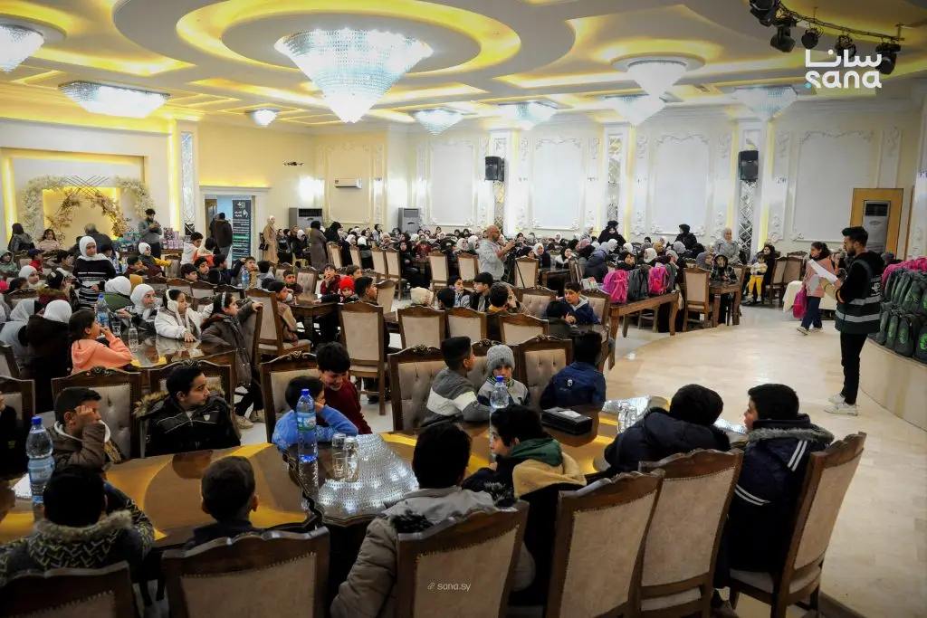 ضمن مشروع "بسمة أمل".. توزيع مستلزمات مدرسية على 300 يتيم في داريا بريف دمشق