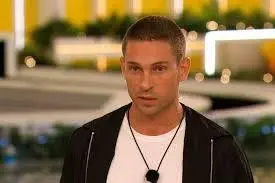 النجم البريطاني جوي إسيكس يعرض قصره للبيع استعداداً لانتقاله إلى دبي