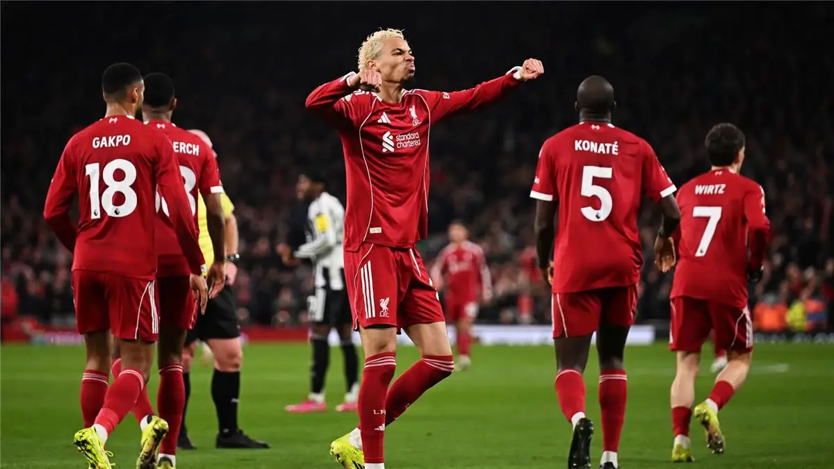 محمد صلاح يصنع التاريخ وليفربول ينتقم من نيوكاسل برباعية في الدوري الإنجليزي