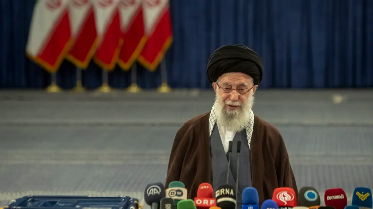 "ستكون حربا إقليمية"..علي خامنئي "يحذر" أمريكا من ضرب إيران