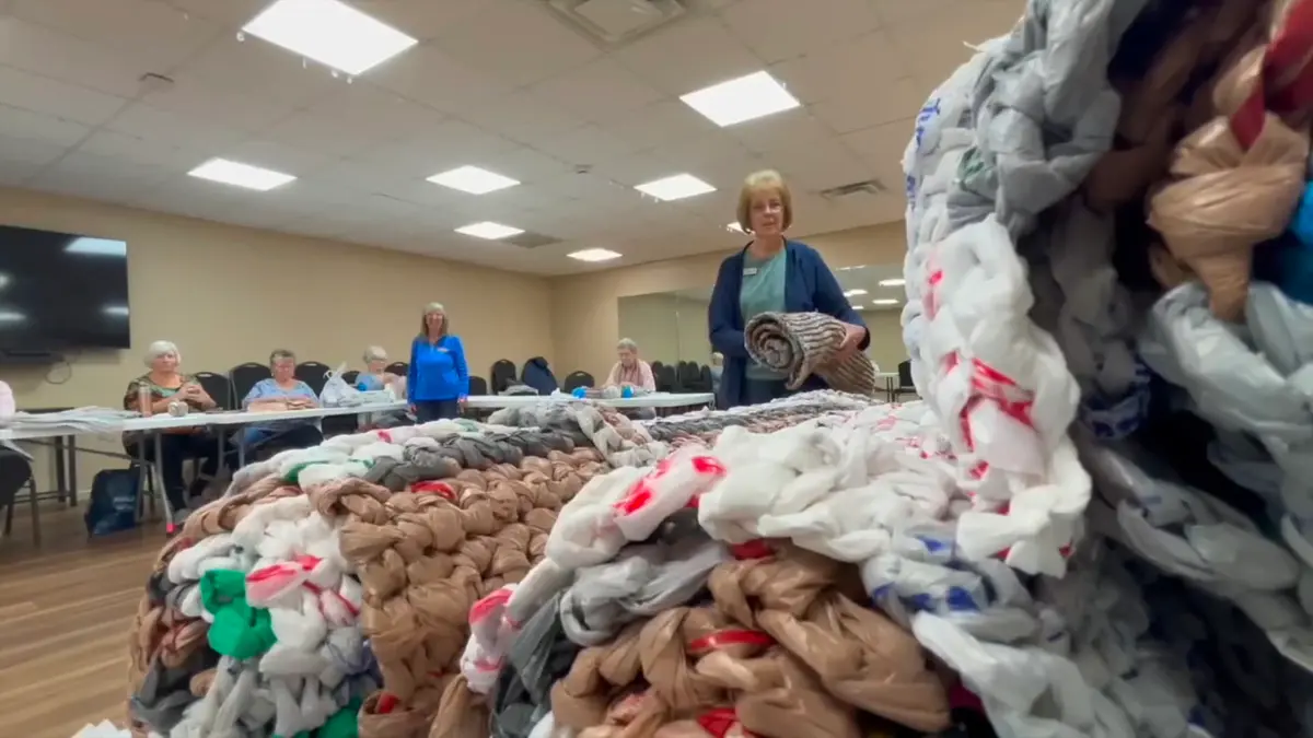 نساء يحوّلن أكياس البلاستيك إلى "حصائر حب" للمشرّدين