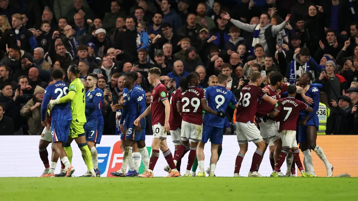 محاولة خنق واعتداء بالضرب.. مشاجرة بين لاعبي تشيلسي ووست هام