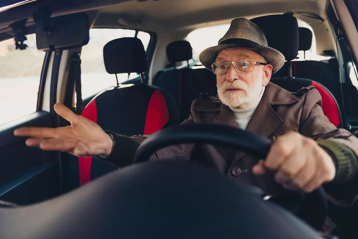 تغييرات بسيطة في عادات القيادة قد تشير إلى التدهور المعرفي لدى كبار السن!