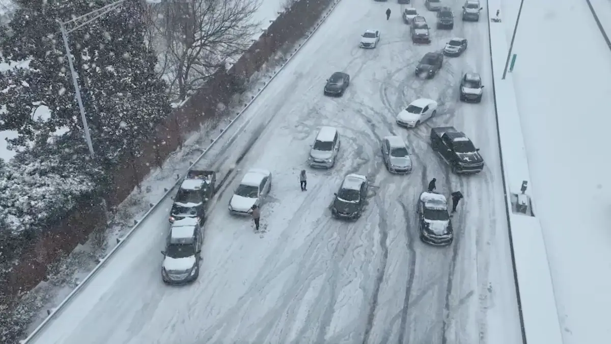 شاهد ما حدث على طرق ثلجية زلقة بأمريكا