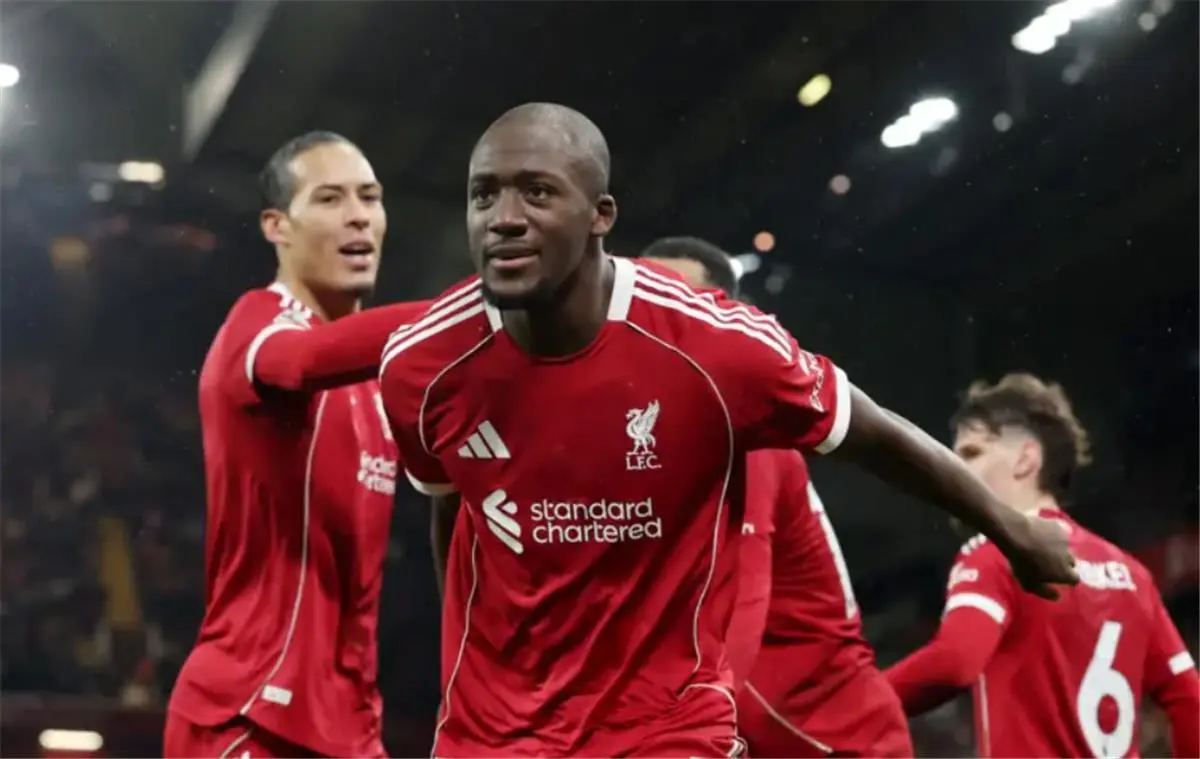 كوناتي يدخل في نوبة بكاء أمام نيوكاسل وسط مواساة من لاعبي ليفربول