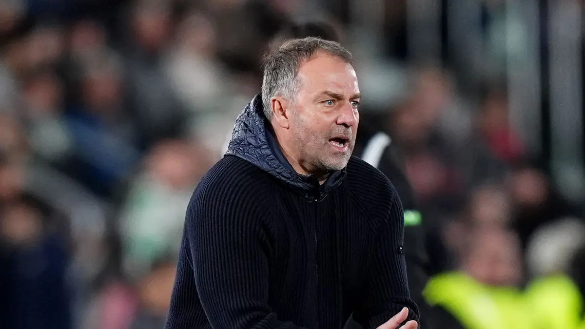 فليك: مباراة إلتشي شهدت شيئًا مزعجًا.. ورافينيا وكوندي واجها نفس المشكلة