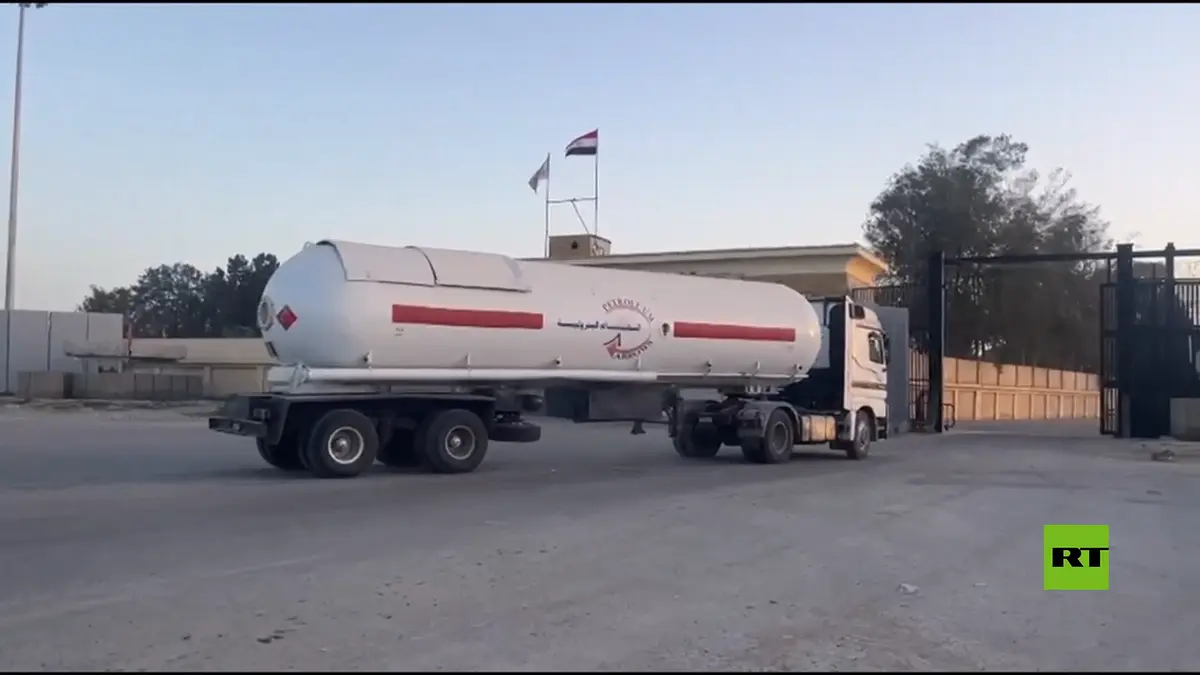 شاحنات محملة بالمساعدات الإغاثية تعبر بوابة رفح ليتم تفتيشها عند معبر كرم أبو سالم