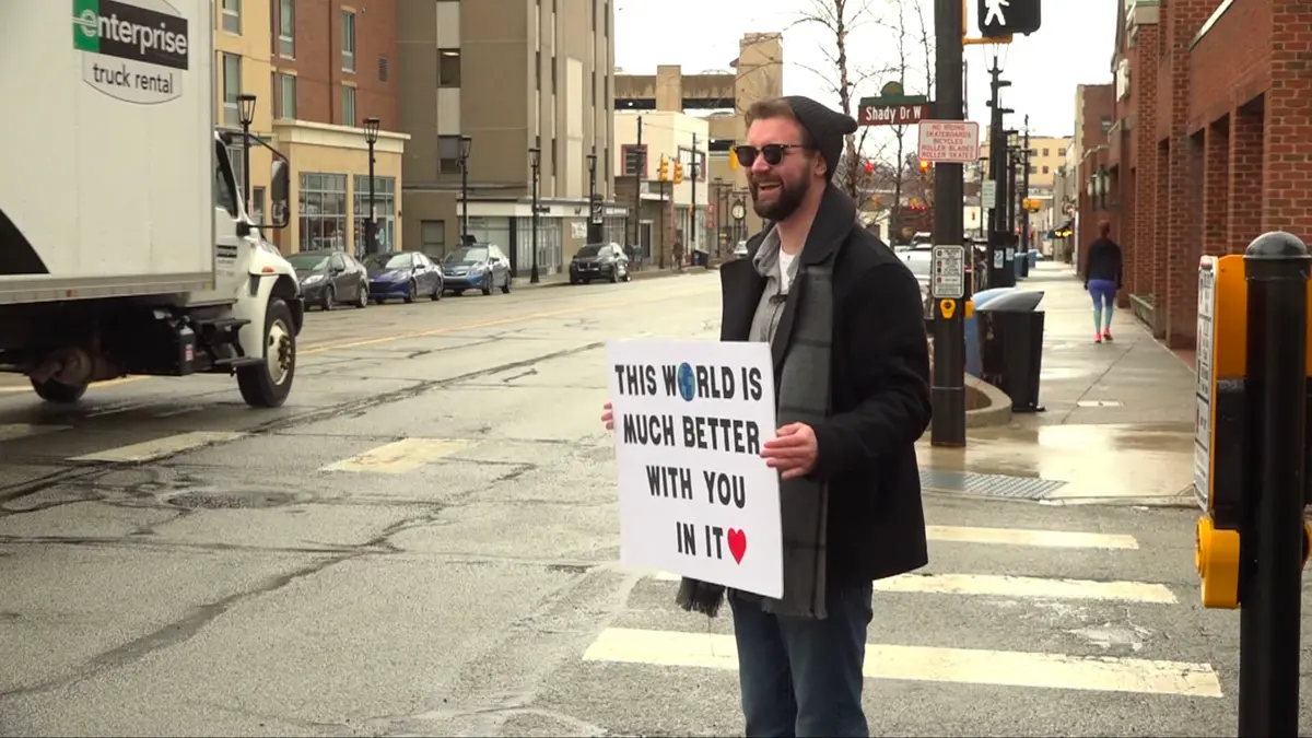 "العالم مكان أفضل بوجودك فيه".. هكذا يحاول أمريكي نشر الأمل في مدينته