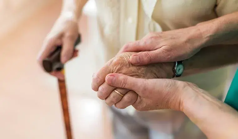 «نبضات» ثاني أكسيد الكربون... أمل جديد بمواجهة «الشلل الرعاش» وألزهايمر