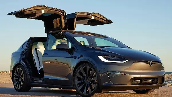 تسلا تغلق صفحة طرازي S و X وتُعيد توجيه بوصلتها نحو عالم الروبوتات