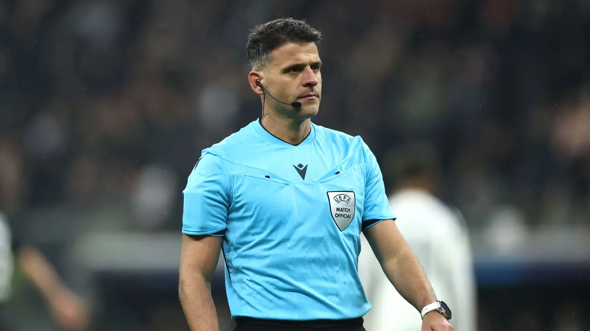 لجنة الحكام تظهر "العين الحمراء" لجيل مانزانو بعد أحداث برشلونة وسوسيداد