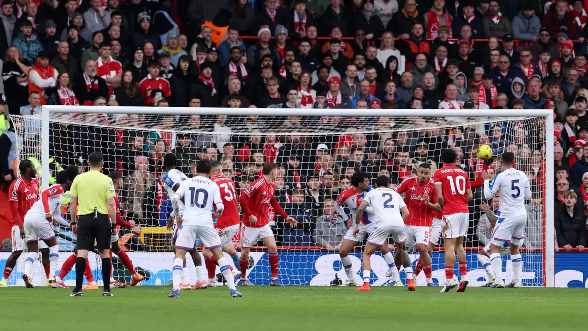 لاعب في البريميرليغ يتقمص دور الحارس ويبعد الكرة بيده عن مرماه