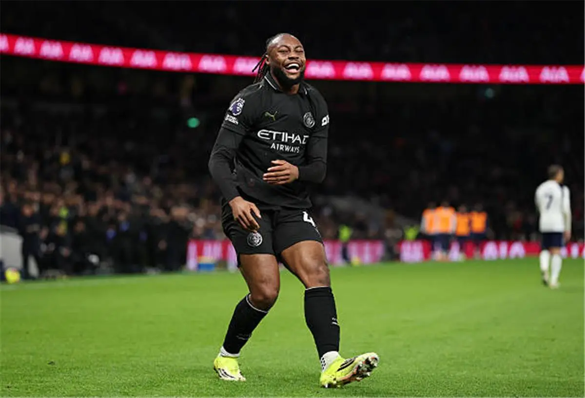 سيمينيو يسجل هدف مانشستر سيتي الثاني أمام توتنهام