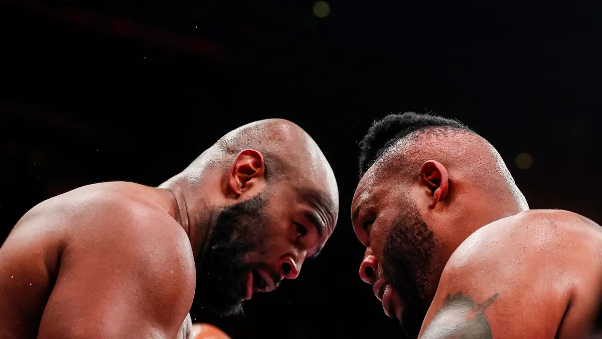 فيديو: الجمهور ينفجر ضحكا.. ملاكم يفقد شعره المستعار أثناء نزالي عالمي