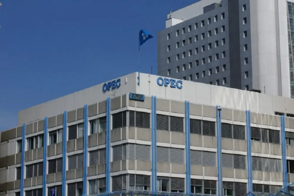 ثماني دول في "أوبك+" تؤكّد استمرار التزامها باستقرار سوق النفط العالمي