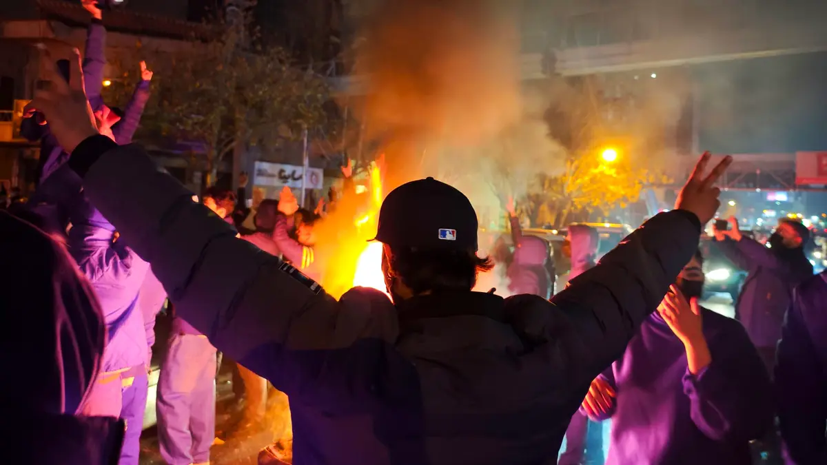 بعد الحُكم عليه بالإعدام.. إيران تُفرج عن شاب شارك في المظاهرات