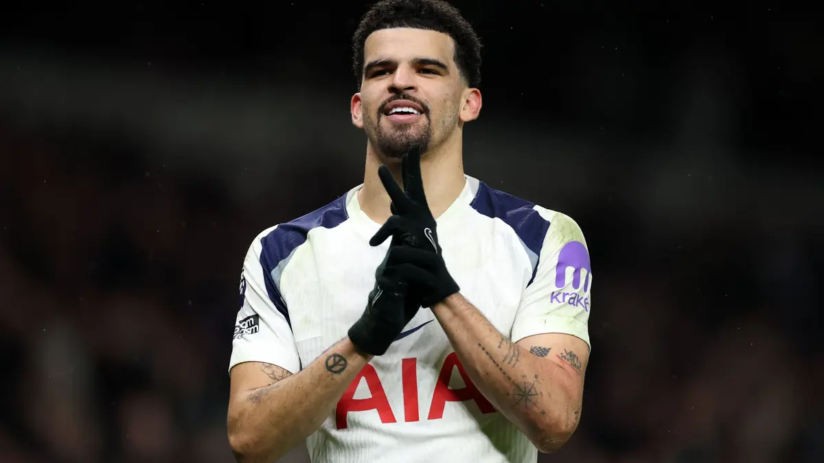 بهدف أكروباتي وآخر مثير للجدل.. سولانكي بطل موقعة مانشستر سيتي