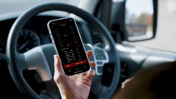 زي الألعاب.. أول سيارة يمكن التحكم فيها من خلال الهاتف الذكي