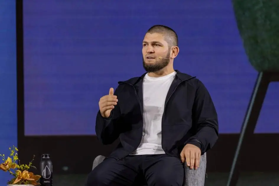 حبيب نورمحمدوف يقدّم دروساً في الانضباط