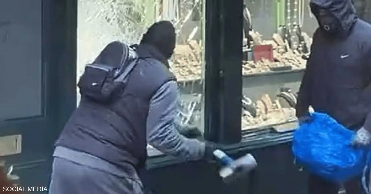 في وضح النهار.. فيديو يوثق نهب محل مجوهرات في لندن