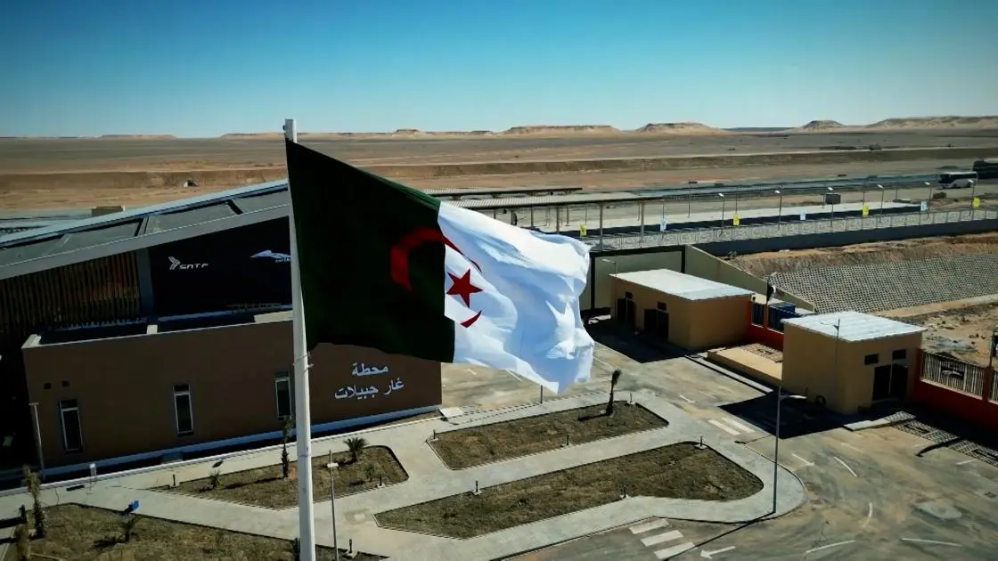 الجزائر تدشّن خط سكك حديد استراتيجي إلى منجم في الصحراء