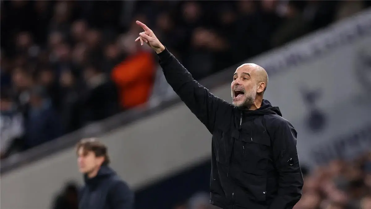 لاعب مانشستر سيتي يغادر مباراة توتنهام للإصابة